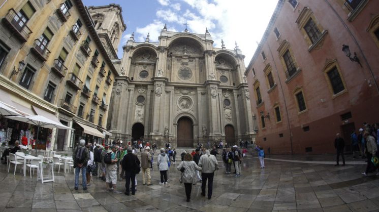 La Catedral de Granada registró largas colas durante estos días. Foto: Álex Cámara