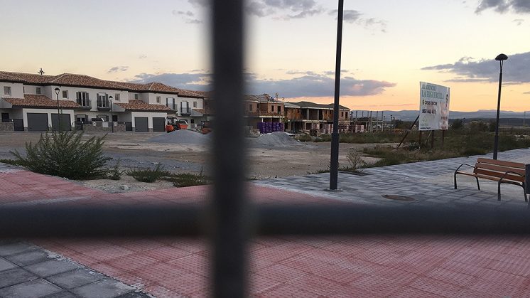 Los terrenos donde debían haberse construido las viviendas. Foto: Luis F. Ruiz