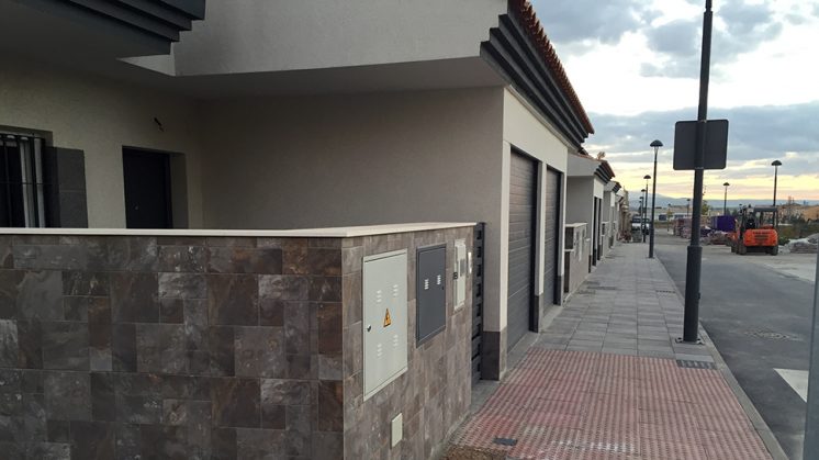 En la zona hay viviendas construidas por otra promotora. Foto: L. F. Ruiz