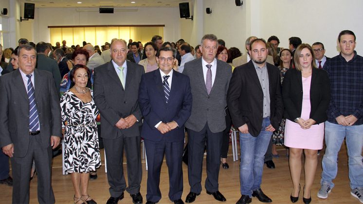 El presidente de la Diputación de Granada, José Entrena, junto a los miembros de la Corporación municipal de Játar. Foto: aG