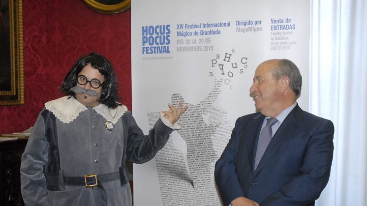 El MagoMigue y el alcalde de Granada, José Torres Hurtado, durante la presentación del Hocus Pocus. Foto: Javier Algarra