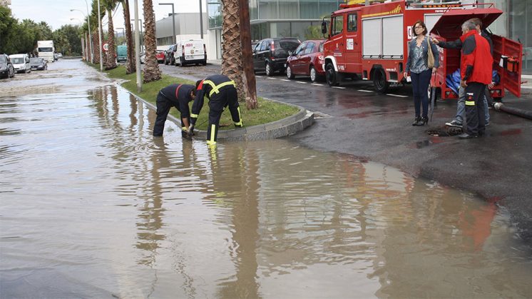 Los bomberos levantan las arquetas frente al Centro de Desarrollo Turístico tras las inundaciones. Foto: aG