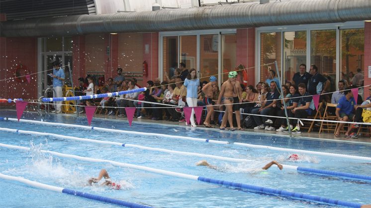 Los nadadores más jóvenes han sido los primeros en realizar el calentamiento y las pruebas. Foto: aG