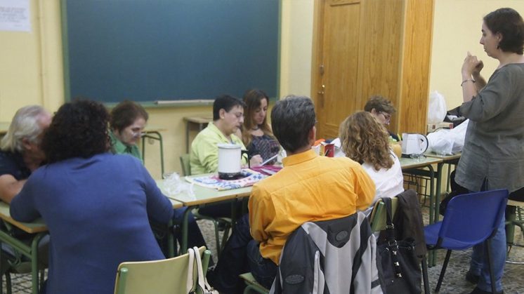 Una docena de alumnos participan en el taller de aromaterapia. Foto: aG.