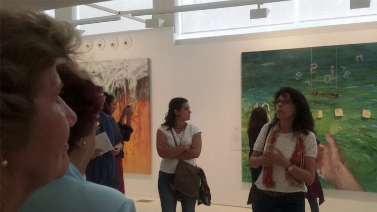 La artista vegueña con los vecinos que acudieron a ver su exposición en Granada. Foto: aG 