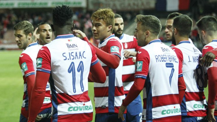 Los jugadores del Granada celebran el gol de Success. Foto: Álex Cámara