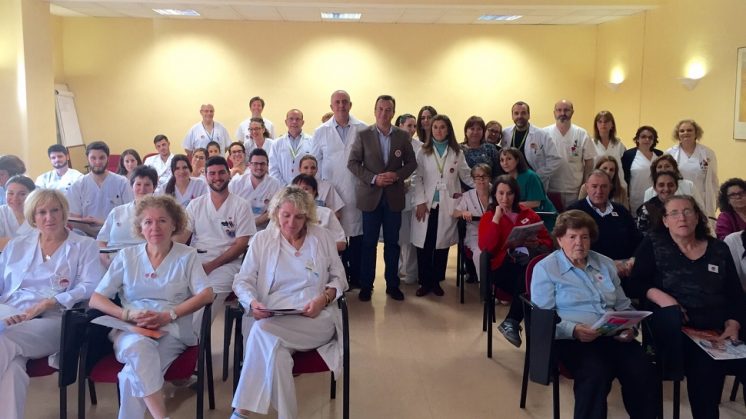 Enfermeros del Complejo Hospitalario de Granada organizan talleres para formar a cuidadores en prevención de úlceras por presión