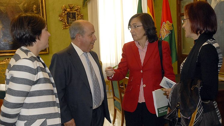 El alcalde y Rosa Aguilar se han reunido este viernes en el Ayuntamiento. Foto: Javier Algarra