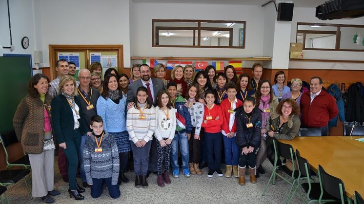 El colegio público Santa Juliana acoge a docentes europeos para impulsar la investigación medioambiental en las bibliotecas