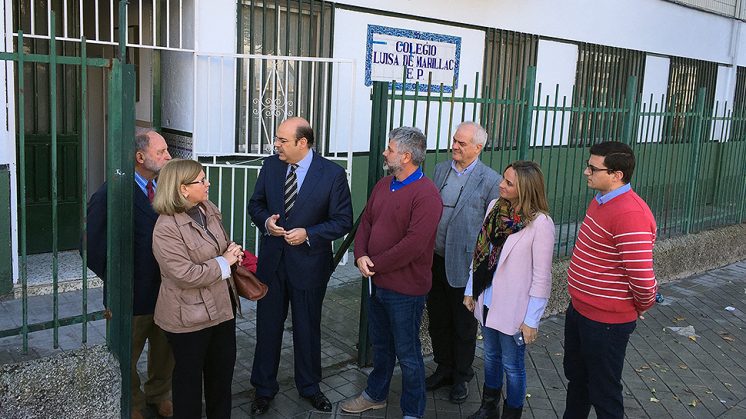 El presidente provincial del PP, Sebastián Pérez, ha visitado uno de los centros. Foto: Luis F. Ruiz