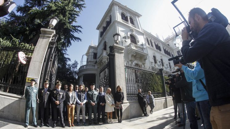 Las fuerzas de seguridad del Estado en Granada han guardado un minuto de silencio a las puertas de Subdelegación de Gobierno en Granada. Foto: Álex Cámara