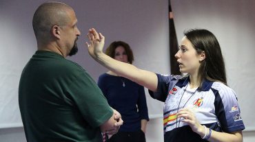 Los alhendinenses aprenden técnicas de defensa personal