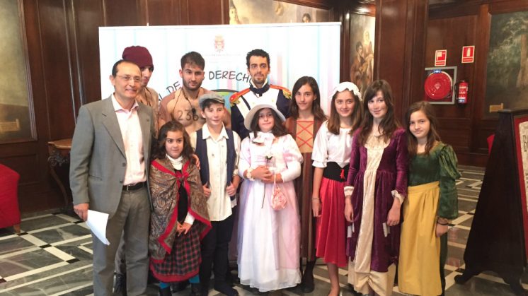  El Concejal de Educación, Fernando Egea, con los menores encargados de las puestas en escena teatrales en el Día de la Infancia. Foto: aG