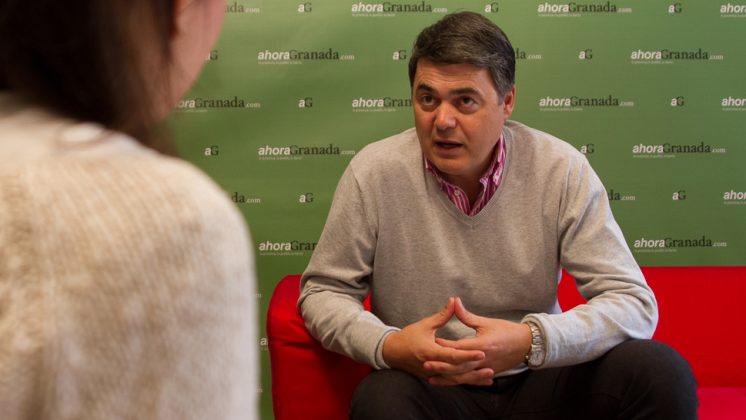 El candidato del PP, en una entrevista con ahoraGranada. Foto: Antonio Ropero