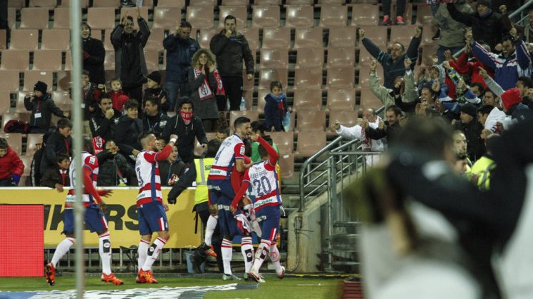 Los jugadores del Granada CF celebran el segundo tanto que daba la tranquilidad. Foto: Álex Cámara