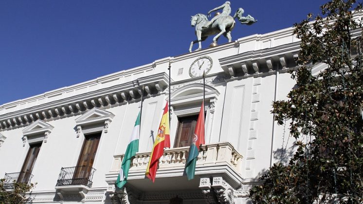 Las banderas del Ayuntamiento de Granada ondean a media asta. Foto: Álex Cámara