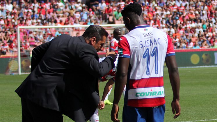 Isaac Succes recibe instrucciones de Sandoval en un partido. Foto: Roberto Romera