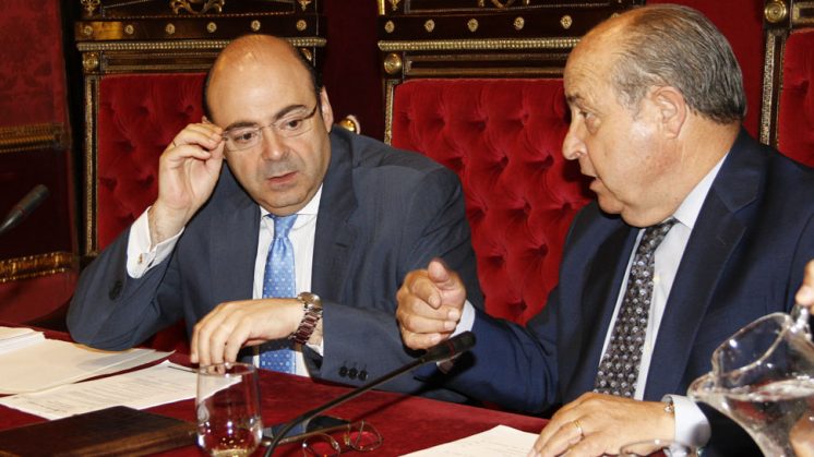 Sebastián Pérez y José Torres Hurtado, durante un pleno. Foto: Álex Cámara