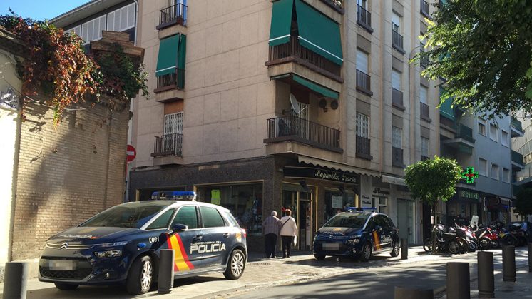 Los hechos han ocurrido en el piso ubicado en la segunda planta de este edificio de la plaza de Gracia. Foto: Luis F. Ruiz