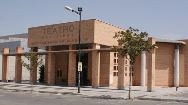 Alhendín otorga un bono descuento de acceso al teatro a familias numerosas
