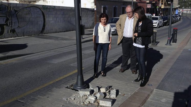 Martínez, Ayllón y García, durante su visita a las vías. Foto: J. Morales.