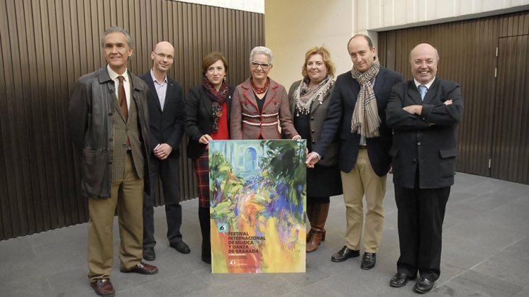 En el centro de la imagen, la artista María Teresa Martín-Vivaldi, junto al director del Festival, Diego Martínez, y los representantes del Consejo Rector. Foto: aG