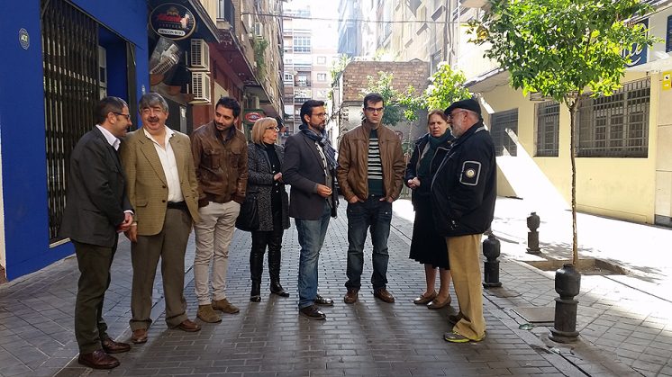 Los concejales del PSOE junto a vecinos de la calle. Foto: aG