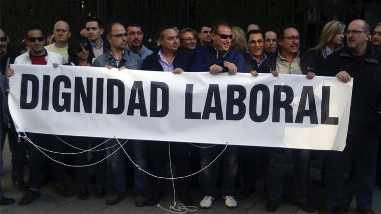"Dignidad laboral" es el lema de la pancarta portada por los manifestantes. Foto: J. Morales.