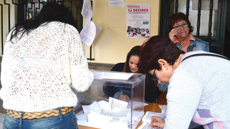 Vecinas del municipio votan los presupuestos participativos y la primera consulta popular realizada en Peligros, el año pasado. Foto: aG