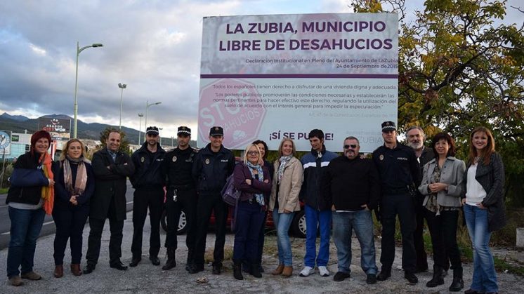 La Zubia instala una valla con su declaración de 'Municipio Libre de Desahucios'