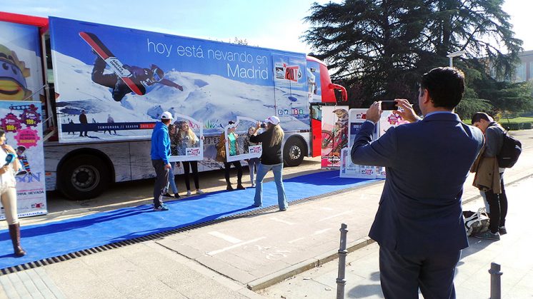 Un autobús permanece en Madrid para fomentar la estación invernal granadina. Foto: aG