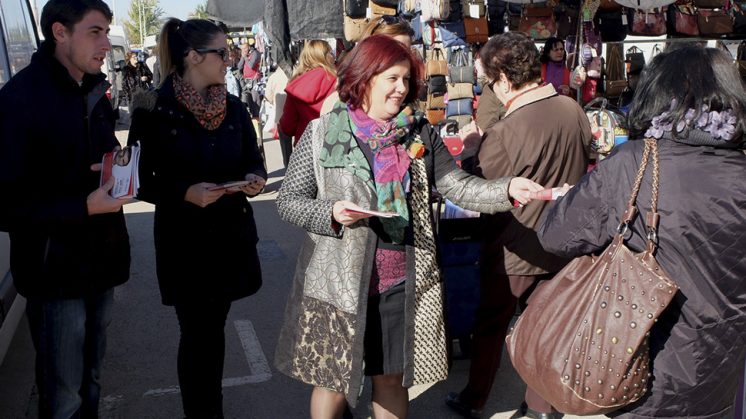 La cabeza de lista del PSOE de Granada al Congreso, Elvira Ramón, durante un reparto de material electoral en el mercadillo de la Chana. Foto: aG