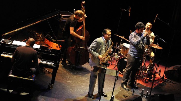 Rudresh Mahanthappa despide las actuaciones principales del Festival de Jazz con un nuevo lleno