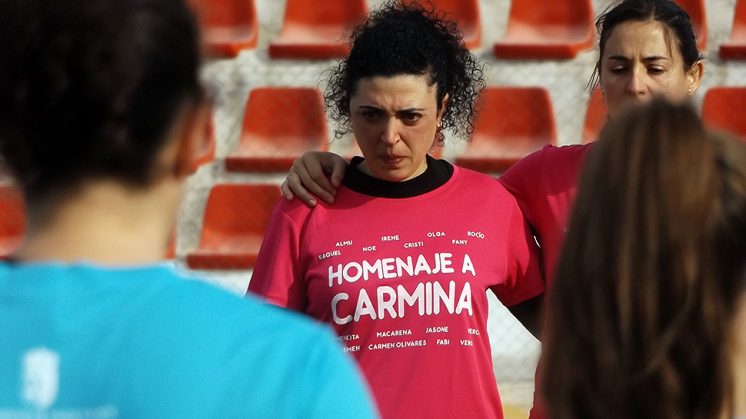 Las compañeras vistieron camisetas que recordaban a Carmina. Foto: Luis F. Ruiz
