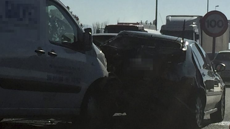 Choque entre dos vehículos en el kilómetro 127 de la A44. Foto: L.F.R.