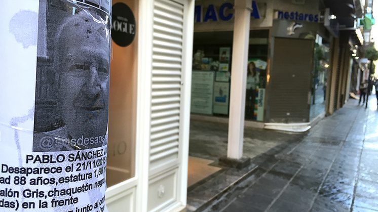 La familia ha instalado carteles por todas las calles de Granada. Foto: L. F. R. 
