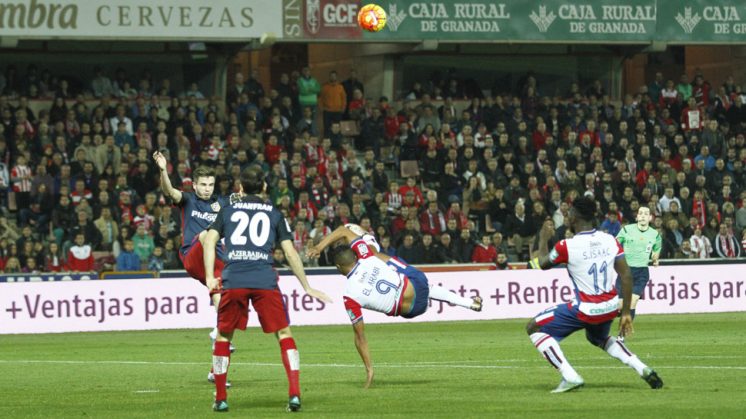 El Arabi intenta una chilena sin éxito ante el Atlético de Madrid. Foto: Álex Cámara