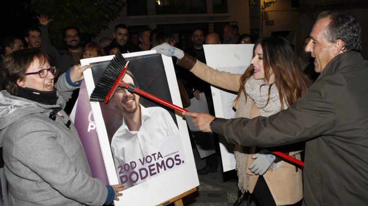 Una pegada simbólica de carteles fue la elegida por Podemos para el arranque. Foto: Álex Cámara