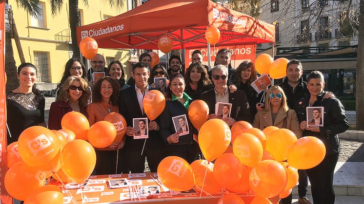 La formación naranja ha participado en un acto en la plaza de la Romanilla. Foto: aG