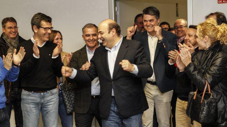 El presidente del PP de Granada, Sebastián Pérez, al aparecer ante los militantes tras el triunfo electoral. Foto: Álex Cámara
