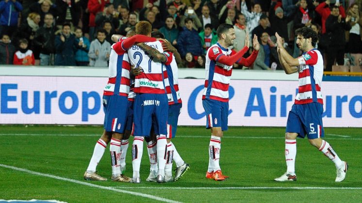 Los jugadores del Granada CF celebran el gol de El Arabi. Foto: Álex Cámara