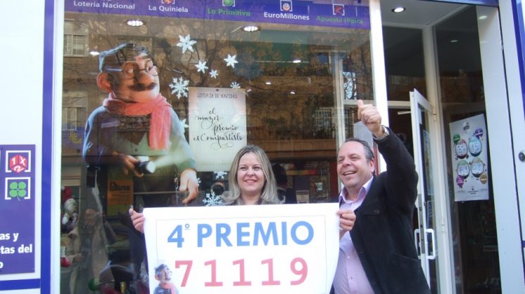Mari Cruz Peña celebra junto a un cliente tras repartir 80.000 euros en cuatro décimos de un Cuarto Premio. Foto: María José Ramírez