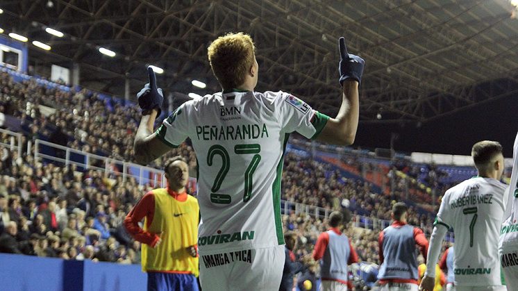 Peñaranda celebra uno de los dos goles anotados en Valencia. Foto: LOF