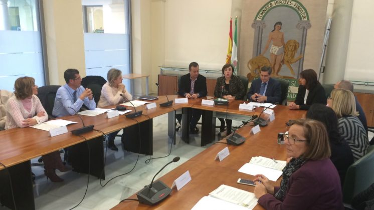 El presidente de la Diputación, José Entrena, y el Delegado, firman este convenio. Foto: aG
