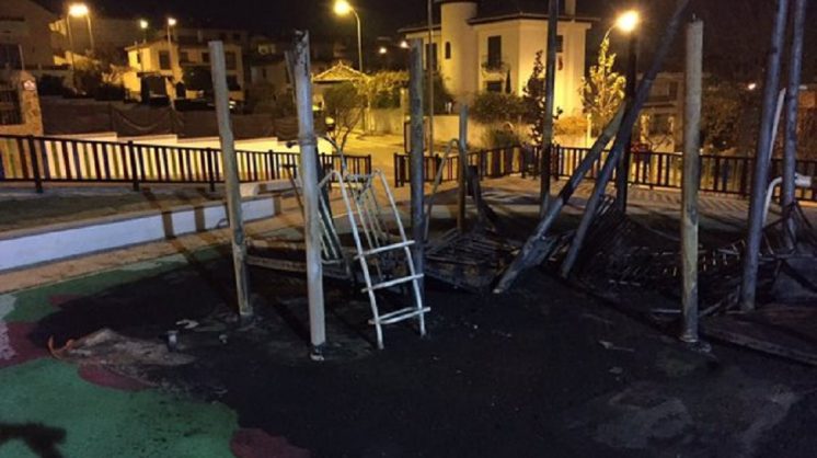 Buscan en Jun a quien incendió el parque infantil de Aben Humeya en Nochebuena
