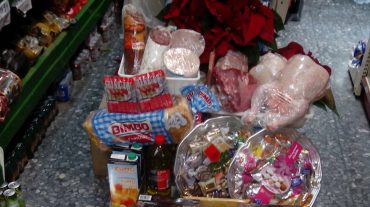 Un total de 70 familias de Armilla reciben un lote especial de alimentos con productos navideños
