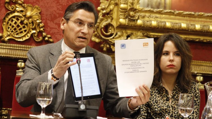 Luis Salvador expone el documento firmado con el PP antes de la investidura. Foto: Álex Cámara