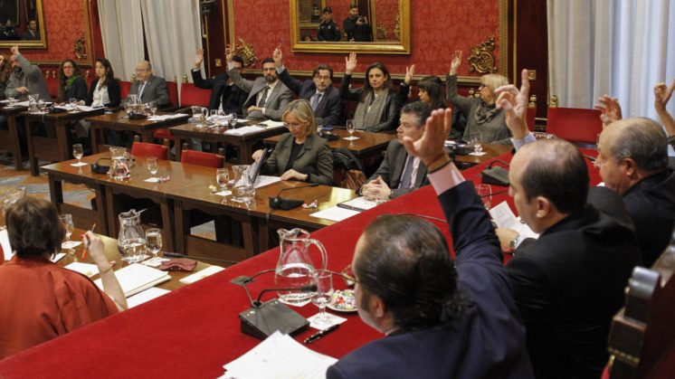 Momento en el que concejales del PP (en primer término) votan las ordenanzas con el apoyo del PSOE e IU (al fondo de la imagen). Foto: Álex Cámara