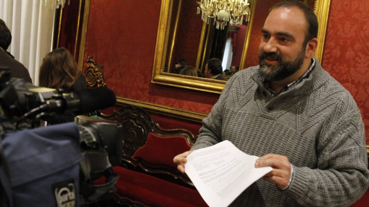 El concejal de IU, Francisco Puentedura, muestra parte del acuerdo alcanzado con PP y PSOE. Foto: Álex Cámara