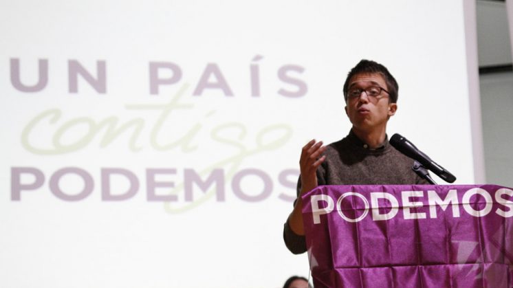 El secretario político de Podemos, Íñigo Errejón, durante su intervención en el Aula Magna de la Facultad de Ciencias. Foto: Álex Cámara